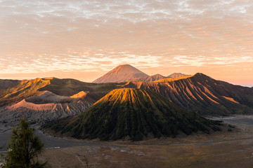 Obraz premium Sunrise view over Tengger Bromo caldera