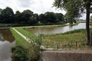 Fototapeta na wymiar typisch Holländische Landschaft mit Radweg und Kanal