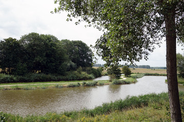 typisch Holländische Landschaft mit Radweg und Kanal