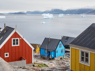 Small town of Uummannaq, northwest Greenland. Background the glaciated Nuussuaq (Nuussuaq) Peninsula. © Martin Zwick/Danita Delimont