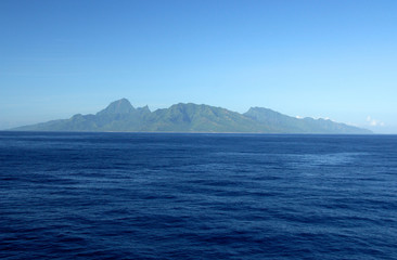 Plakat South Pacific, French Polynesia, Moorea. Distant view of Moorea from Papeete, Tahiti.