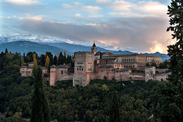 Fototapeta na wymiar La Alhambra de Granada desde El Albaicín con sierra nevada de fondo