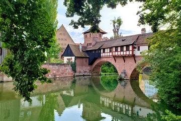Nürnberg, Deutschland, schöne alte Brücke mit mittelalterlichem Turm entlang dem Fluss mit Reflexionen © Jenifoto