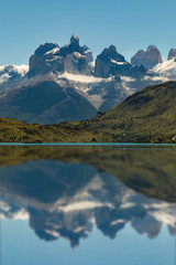 Cuernos del Paine (Horns of Paine) reflecterend op het meer, Torres del Paine National Park, Chili, Patagonië
