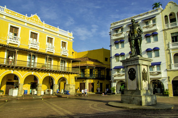 Fototapeta premium Pedro de Heredia, founder of Cartagena, still stands watch over the Plaza de los Coches, Old City, Ciudad Vieja, Cartagena, Colombia.