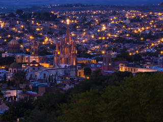 Fototapeta na wymiar Mexico, San Miguel de Allende, Evening City View from above City with Parroquia Archangel Church