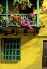 Fototapeta na wymiar Charming Spanish colonial architecture graces the Old City, Ciudad Vieja, of Cartagena, Colombia.