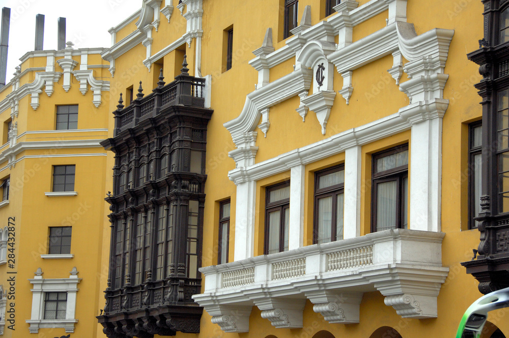 Wall mural Peru, Lima. Plaza de Armas (aka Plaza Mayor). Historic Moorish style balcony and colonial architecture.