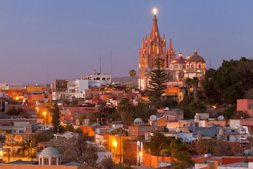 Mexico, San Miguel de Allende. La Parroquia cathedral at twilight. Credit as: Don Paulson / Jaynes...
