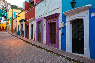 Fototapeta na wymiar Mexico, Guanajuato, Colorful Back Alley