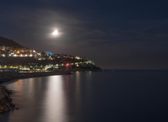 Obraz premium Pleine lune au dessus du Cap de Nice