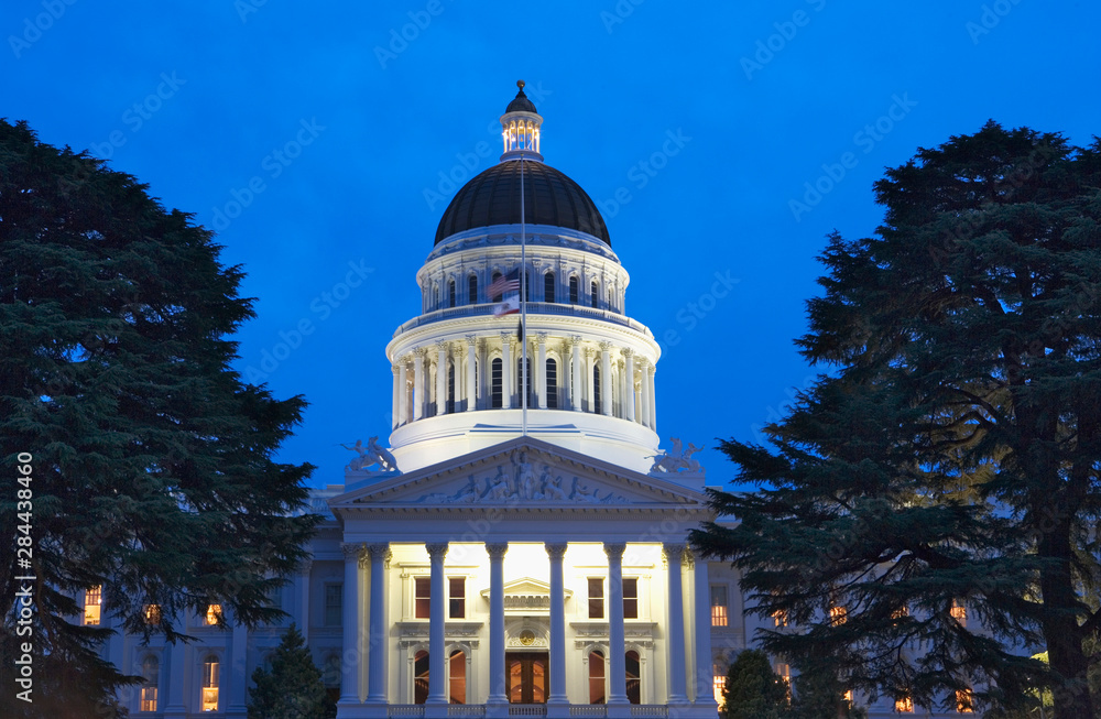 Wall mural usa, arkansas, little rock. the state capitol building lit at twilight.