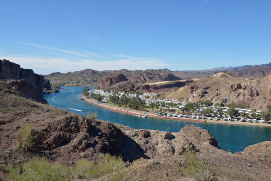 USA, Arizona, Buckskin Mountain State Park and the Colorado River with Echo Lodge Resort in California in the background
