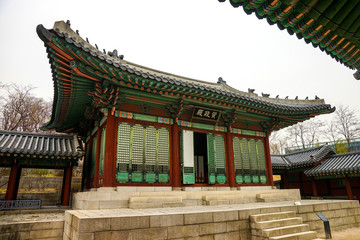 Obraz premium Seoul - April 2019: Ancient Korean palace building. Gyeonghuigung Palace.