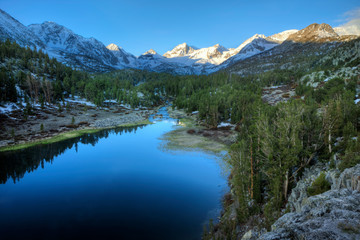 Obraz na płótnie Canvas USA, California, Sierra Nevada Range. Mack Lake at sunrise. 