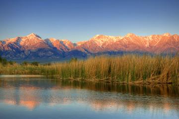 Fototapeta na wymiar USA, California, Sierra Nevada Mountains. Mountains reflect in Billy Lake in Owens Valley. 