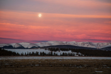 USA, Colorado. Setting full moon and alpenglow above Mosquito Range. 
