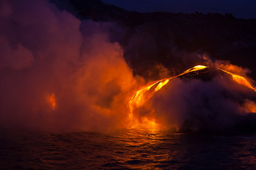 Obraz premium Kilauea lava flow near former town of Kalapana, Big Island, Hawaii, USA