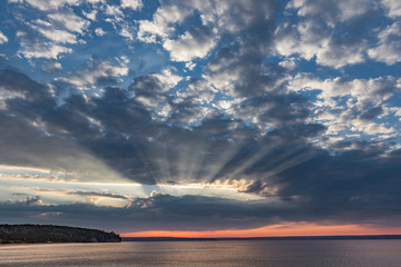 Obraz premium Sunset and light rays over Lake Superior, Pictured Rocks National Lakeshore, Upper Peninsula, Michigan.