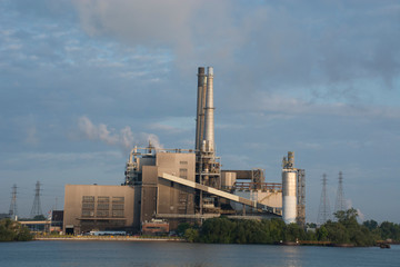 Obraz premium Michigan, Detroit River, located in the Great Lakes between Lake St. Clair and Lake Erie. International border between U.S. and Canada. Industry along the Detroit River.