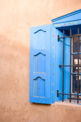 Fototapeta premium NA, USA, New Mexico, Santa Fe, Decorative Window Display on Adobe Home 