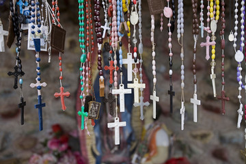 Fototapeta premium USA, Nowy Meksyk, Chimayo. Artefakt religijny pozostawiony przez wierzących w El Santuario de Chimayo, kościele położonym pomiędzy Santa Fe i Taos w Nowym Meksyku, często nazywanym Lourdes of America.