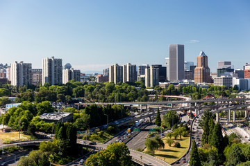 Obraz premium USA, Oregon, Portland. Widok na autostrady i centrum miasta z gondoli OHSU.