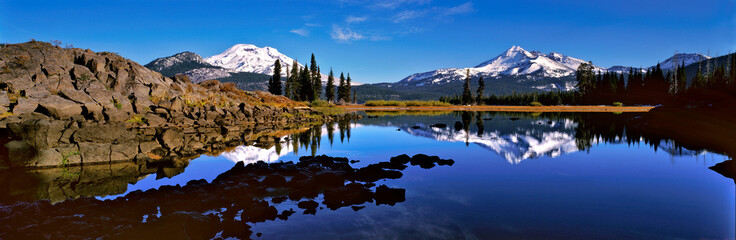 Fototapeta premium USA, Oregon, Sparks Lake. Sparks Lake reflects the South Sister and Broken Top in the Cascades Range, Oregon.