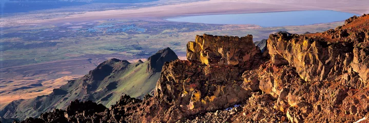 Fotobehang USA, Oregon, Steens Mountain. Mann Lake, seen from Steens Mountain, in the Alvord Desert is a popular fishing hole in southeastern Oregon. © Ric Ergenbright/Danita Delimont