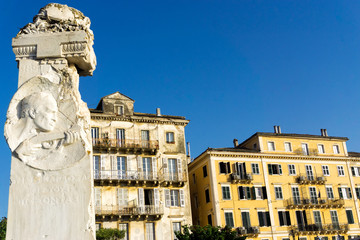 Obraz premium Sculpture with buildings in the Background in Corfu, Greece