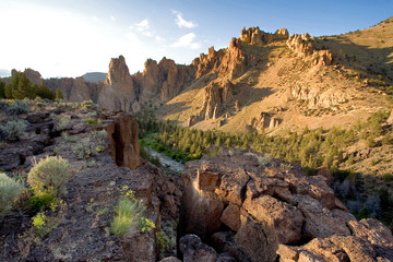 USA, Oregon, Smith Rocks SP. The Crooked River flows through Smith Rocks State Park in central...