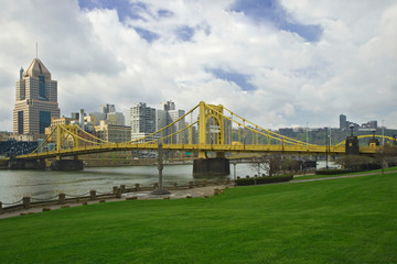 USA, Pennsylvania, Pittsburgh. 6th Street Bridge spans the Allegheny River. 