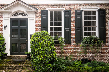 Obraz premium Klasyczna architektura domu z cegły, Charleston, Karolina Południowa. USA