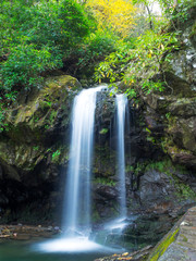 Obraz premium Tennessee, Great Smoky Mountains National Park, Roaring Fork Motor Nature Trail, Grotto Falls