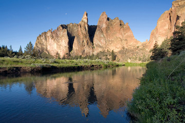 Fototapeta na wymiar USA, Oregon, Smith Rocks SP. Jagged basalt rocks make Smith Rocks, in central Oregon, world-renown as a climbing center.