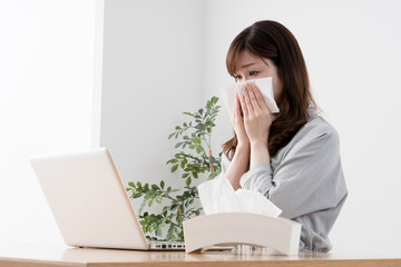 花粉症に困るスーツの女性
