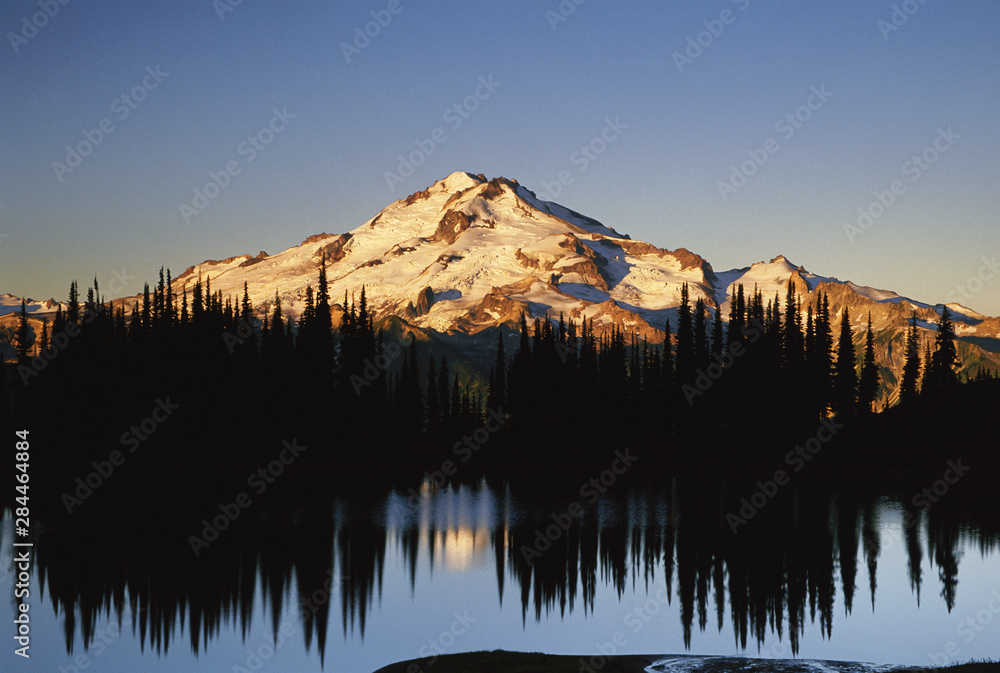 Wall mural washington, glacier peak wilderness area at dawn