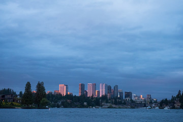 Obraz premium USA, Washington State, Bellevue. Skyline from Lake Washington.