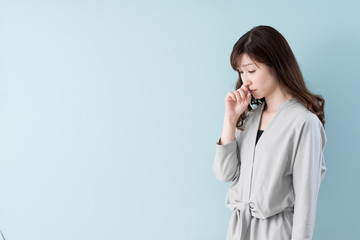 花粉症に困る女性　