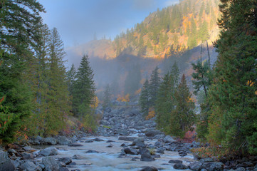 WA, Wenatchee NF, near Leavenworth, Autumn color along Icicle Creek
