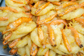 Shrimp cakes, one of top specialties of Hanoi, were sold on Co Ngu street. Hanoi street food