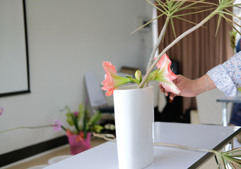 florist arranging flower bouquet in vase. floristry class course workshop
