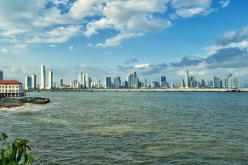 Amplio panorama del horizonte de la ciudad de Panamá. Vista de los rascacielos desde la costa de casco viejo. Hermoso horizonte y paisaje arquitectónico urbano en el centro