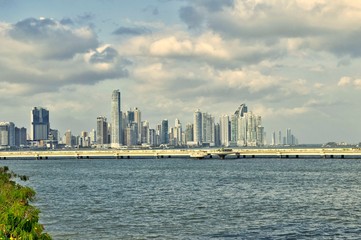 Fototapeta premium Amplio panorama del horizonte de la ciudad de Panamá. Vista de los rascacielos desde la costa de casco viejo. Hermoso horizonte y paisaje arquitectónico urbano en el centro