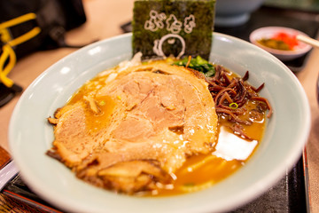 トンコツ　チャーシュー麺