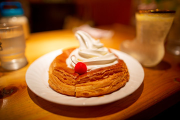 デニッシュパンと生クリーム