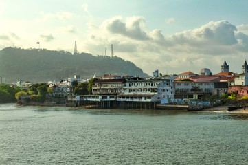 Panoramica de casco viejo en la ciudad de Panamá. Construcciones antiguas en la orilla del mar. Edificios coloniales en el Casco Viejo (Centro histórico) en la ciudad de Panamá. Cerro de Ancon