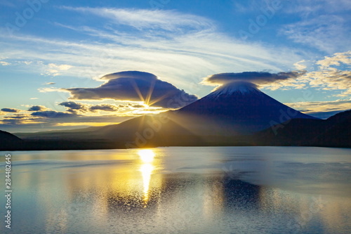 富士山と日の出 山梨県本栖湖にて Wall Mural Wallpaper Murals Photop5 富士山と日の出 山梨県本栖湖にて Wall Mural Wallpaper Murals Photop5