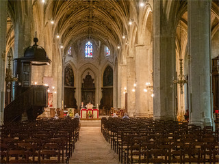 messe dans la cathédrale de Mortagne-au-Perche dans l'Orne en France - obrazy, fototapety, plakaty