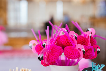 pink party straws with flamingos 